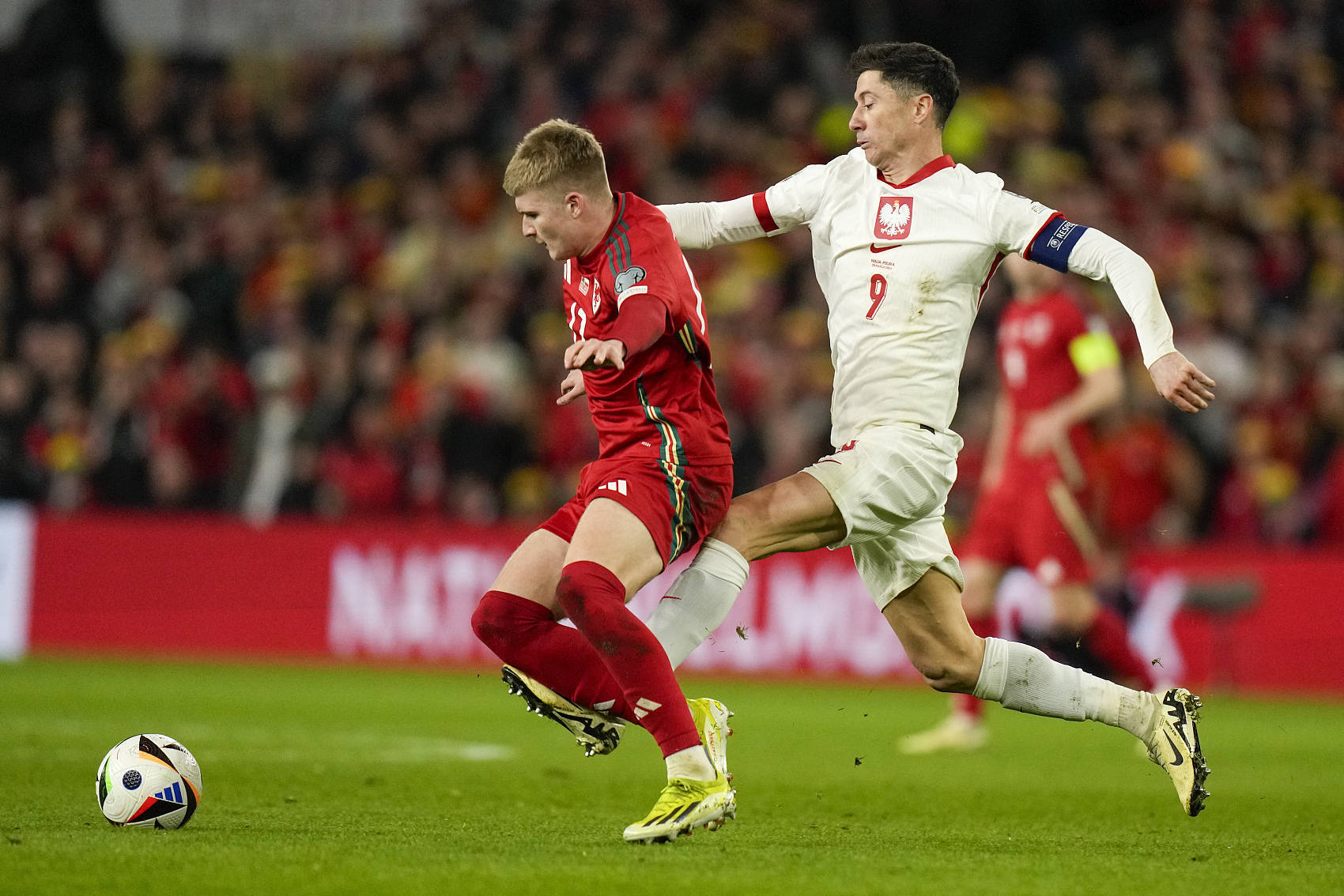 波兰险胜冰岛，小组实力逐渐增强